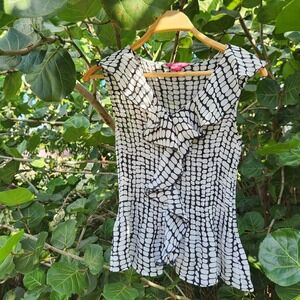 Gorgeous crumpled micro pleat look Y2K black and white blouse